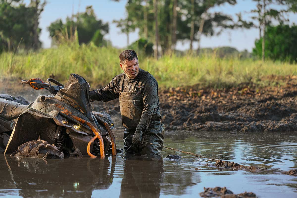 ORV MY25 REN X MR 1000R ScandiBlueOrangeCrush Lifestyle AJC03302 RGB