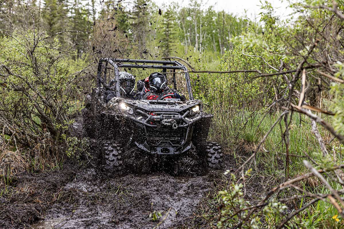 ORV SSV MY24 COM MAX X MR WildlandCamo Action SAU0106 RGB